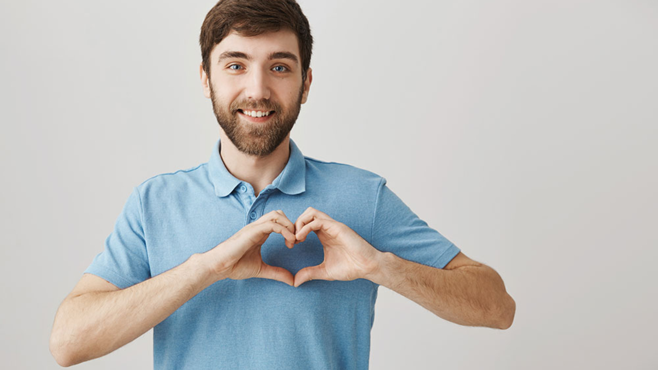 retrato-barbudo-de-um-jovem-com-camiseta-azul