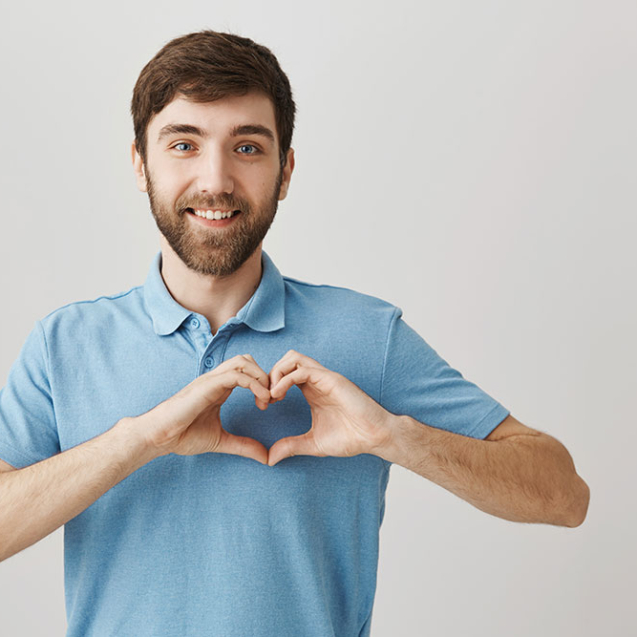 retrato-barbudo-de-um-jovem-com-camiseta-azul