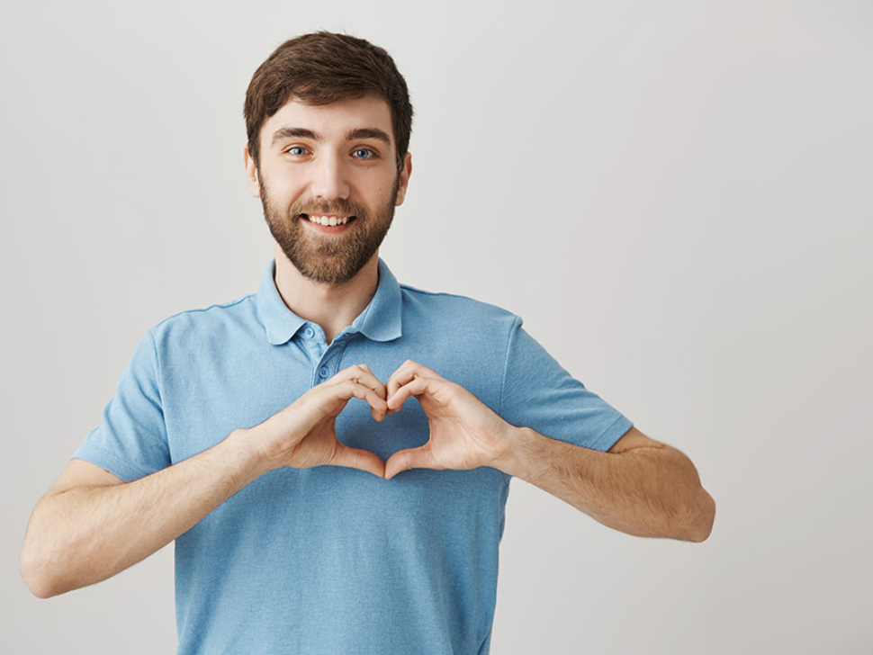 retrato-barbudo-de-um-jovem-com-camiseta-azul